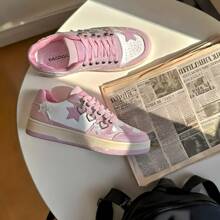 新款时尚星星印花休闲帆布女鞋，配有 6 件装饰心形配饰