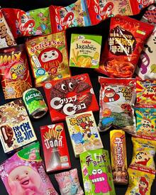 The Snack Box King Is Here! 70+ Kinds Of Snacks Will Be Randomly Delivered - Crunchy Potato Chips, Gooey Chocolate With Filling, Delicious Cookies, Ready-To-Eat Convenient Snacks, Soft And Fluffy Comforting Pastries... Sweet Lovers And Salty Lovers Will Both Love Them. All Imported Top-Quality Products And Popular Hits Are Included. You Name It, Almost All The Delicious Treats Are Hidden In This Box! The Entire Box Of Snacks Is Extremely Value For Money. Whether You Want To Stock Up On Snacks To Satisfy Your Cravings For Yourself Or Give Them As Gifts To Friends, It's An Excellent Choice!