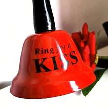 Ein roter Metallglocken-Dekorationsartikel, eine Weihnachts-Handkurbelglocke, eine lustige Handkurbelglocke, ein Heimdekoration-Artikel, eine Outdoor-Festival-Dekoration, geeignet für Tischdekoration Zuhause, Eventrequisiten und Partyspiele, romantische Zusammenkünfte und zum Schaffen einer fröhlichen Atmosphäre, geeignet als Weihnachtsgeschenk, Valentinstag-Geschenk, ein perfektes Festivalgeschenk, ein delikates Geschenk für Verwandte und Freunde