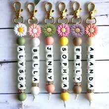 1pc Customized Daisy Silicone Keychain, Personalized Name Tag, Memorial Gift, Monogram, Multi-Functional, Practical, Lightweight, Minimalist, Business Casual, Commute, Cute, Kawaii, Vacation Vibe/Personalized Vacation, Customized, Customized Personalized Gift For Women, Crossbody Bag/Crossbody Bag, Travel Bag, Tote Bag, Ideal Gift For Girlfriend, Family, Friends, Women, Newcomers And Office Workers, Versatile, Large Capacity