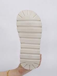 Damskie, wygodne, antypoślizgowe, białe, obszyte sztucznym futerkiem, ciepłe, grube podeszwy, wsuwane buty na wysokiej platformie z grubym dnem i puszystą podszewką, ciepłe, zimowe, codzienne, do noszenia na zewnątrz, beżowe buty śnieżne - Beżowy - Zobacz 8