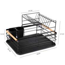 Suport de uscare a vaselor premium cu 2 niveluri – Metal alb-negru cu mânere din lemn, organizator de bucătărie de mare capacitate și scurgător de blat cu tavă detașabilă pentru scurgere și suport dublu pentru tacâmuri – Suport de vase rezistent la rugină, modern, care economisește spațiu, pentru farfurii, boluri, ustensile și multe altele.