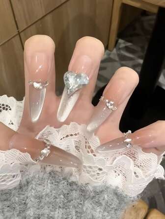Verbeter je look direct met 30 lange amandelvormige Franse kattenoognagels met hartvormige strasssteentjes, complete set met 1 gelei-gel en 1 wrijfstrip, geschikt voor dagelijks gebruik op feestjes en dansavonden.