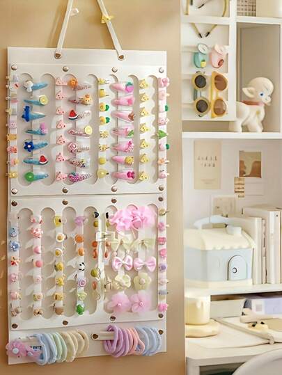 1个发饰收纳挂袋，可爱发夹收纳壁挂袋，儿童发饰收纳架，发夹展示收纳架，发带收纳展示袋，可收纳眼镜、发夹、发带、手表等多用途收纳挂袋。可折叠，易于打理，可悬挂于任何位置，节省空间。