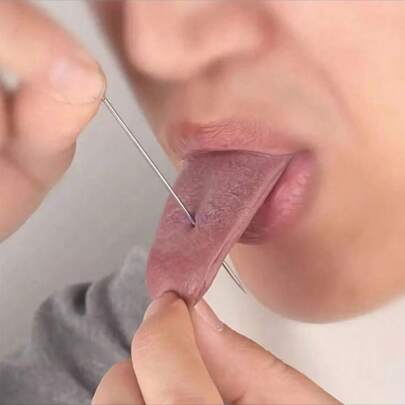 1pc New Fake Tongue, Simulated Tongue, Steel Needle Tongue Piercing, Closeup Stage Prop Set, Eye-Catching Tongue Magic, Tongue Piercing Magic Prop, April Fool's Day Prank Tongue Toy, Halloween Gift, Birthday Gift, Christmas Gift, Holiday Gift, Perfect Gift