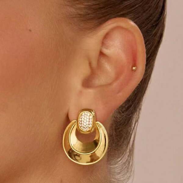 2 pièces de boucles d'oreilles rondes en diamant plein ajourées, style mode et luxe léger français. Boucles d'oreilles à tige en acier inoxydable et perle géométrique pour femmes