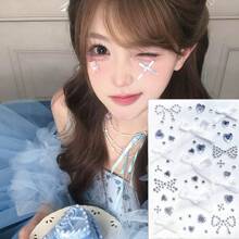 1/2/5/10 件！这些圣诞蝴蝶结水钻贴纸饰有可爱的心形和蝴蝶结图案，非常适合节日派对、Cosplay 和拍照。闪耀的水钻和精致的蝴蝶结细节，为您的造型增添一抹甜美迷人的气息。易于粘贴，是圣诞节和其他庆祝活动中打造迷人脸部艺术的理想之选。