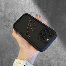 Un estuche de teléfono con diseño de letra de estampado de leopardo a la moda y un patrón de dibujos animados único, que presenta un nuevo diseño de paso llamativo.Este caso divertido y minimalista es perfecto para parejas y es un regalo estiloso para usuarios de  durante las vacaciones. - Color 1 - Ver 9