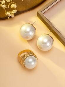 巴洛克仿珍珠耳环和戒指套装）优雅的仿珍珠首饰就在这里！超大圆形仿珍珠耳钉散发迷人光泽，搭配金色雕花仿珍珠戒指，复古与奢华兼具。无论是日常通勤还是重要场合，这套首饰都能为您增添魅力，让您成为众人瞩目的焦点。