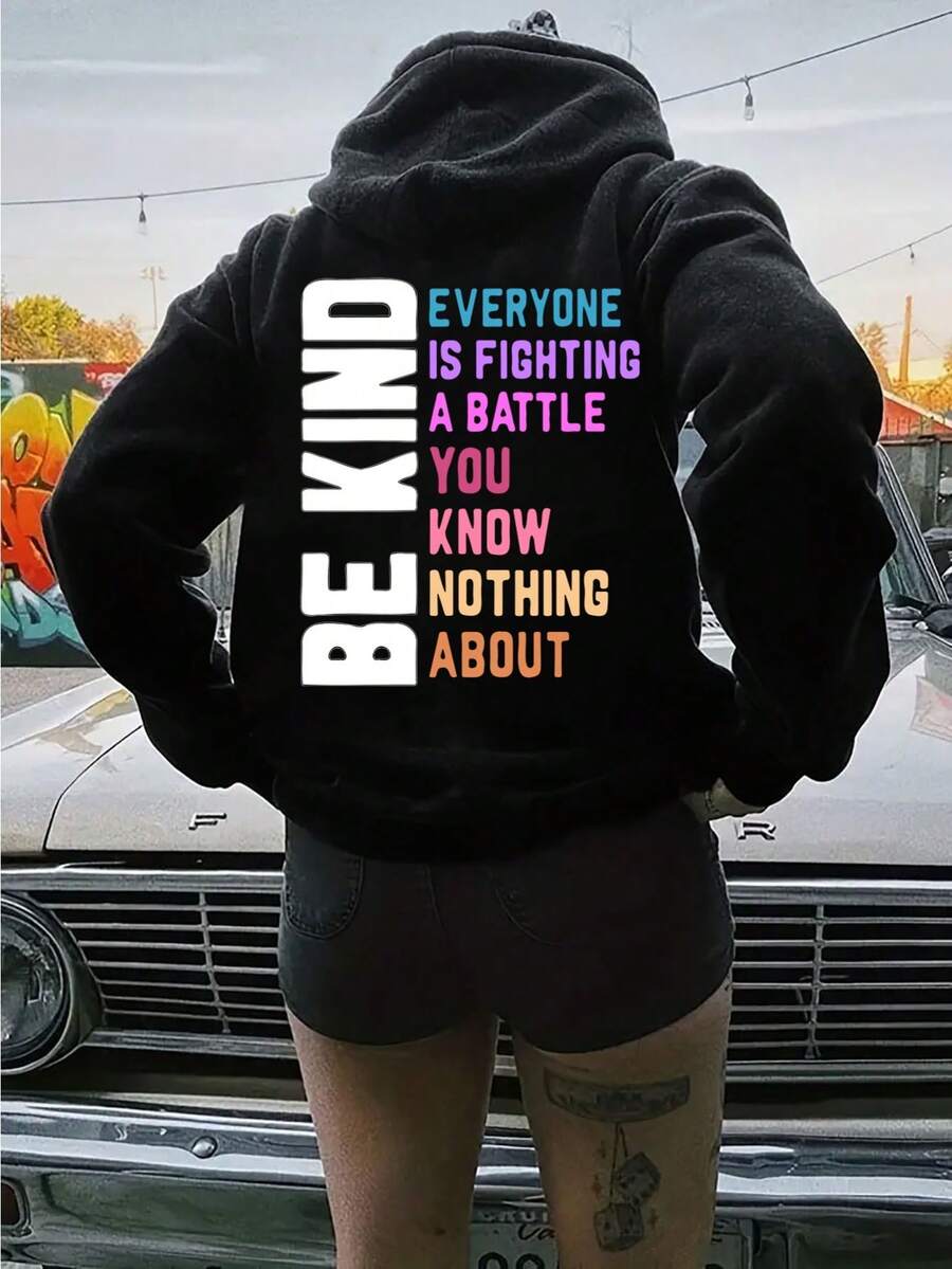 Sudadera con capucha de mujer de color púrpura claro con estampado de letras - Diseño inspirador 'Kindness', sudadera cómoda de manga larga, ropa casual de otoño/invierno, lavable a máquina, ropa inspiradora|Sudadera de Corte Holgado|Sudadera con capucha - Negro - Ver 1