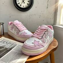 新款时尚星星印花休闲帆布女鞋，配有 6 件装饰心形配饰