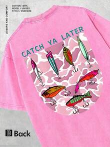 1 PCS Back's "CATCH YA LATER" Nests Cartoon Fishing Lures, Exposing The Alienated Paradox Of Outdoor Local Culture Co-Opted By Streetwear's Gender-Reconstruction & Fashionization, Spring/Summer/Fall Men Clothes, Regular Fit Shirt,  Halloween & Christmas & Thanksgiving Day & Valentine's Day & Pride & Father's Day & Easter & Mother's Day & New Year & Spring Festival, Men's Round Neck Printed Short Sleeve Casual Everyday T-Shirt, They Are Excellent Gifts For Friends And Family, 230g 100% Cotton T-Shirts Feature, A Youthful And Fashionable Design, Graphic Tees Men, Graphic Tees Women, Back To School Shirt, College Essential - Màu Hồng Tươi - Xem 1