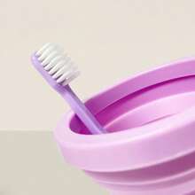 MINISO Sanrio Kuromi Faltbecher Kulturtasche-Set. Das lila Farbschema ist super auffallend. Der Faltbecher spart Platz, kombiniert mit einer tragbaren Zahnbürste mit Kuromi Muster. (1 Stück)