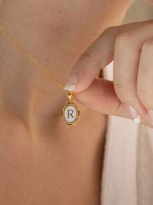 18K镀金不锈钢珐琅字母吊坠项链，优雅礼物项链，送给她/老师/闺蜜，结婚纪念日礼物 - 白色琺瑯 - 查看 3