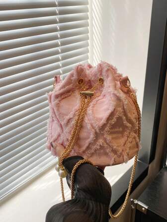 纯色菱形小香风发边金属抽绳开合设计单肩水桶包适合逛街。