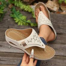 2026 New Style Women's Wedge Heel Flip-Flops - Breathable Hollow-Out Toe & Clip Design, Lightweight Synthetic Cover Sandals With Cushioned EVA Insole & Non-Slip PVC Sole, Slip-On All-Season Casual Shoes, Comfortable Footwear, Crisscross Strap Design, Durable Traction Footwear - 白色 - 查看 5