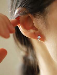 زوج من أقراط الأذن المرصعة بالزركونيا والخرز المستدير من الفضة الإسترليني عيار 925، بتصميم نجمة وخرز مستدير، مجوهرات مثالية لعيد الميلاد، مناسبة للاستخدام اليومي للنساء وكهدايا عيد، إكسسوارات مجوهرات عصرية