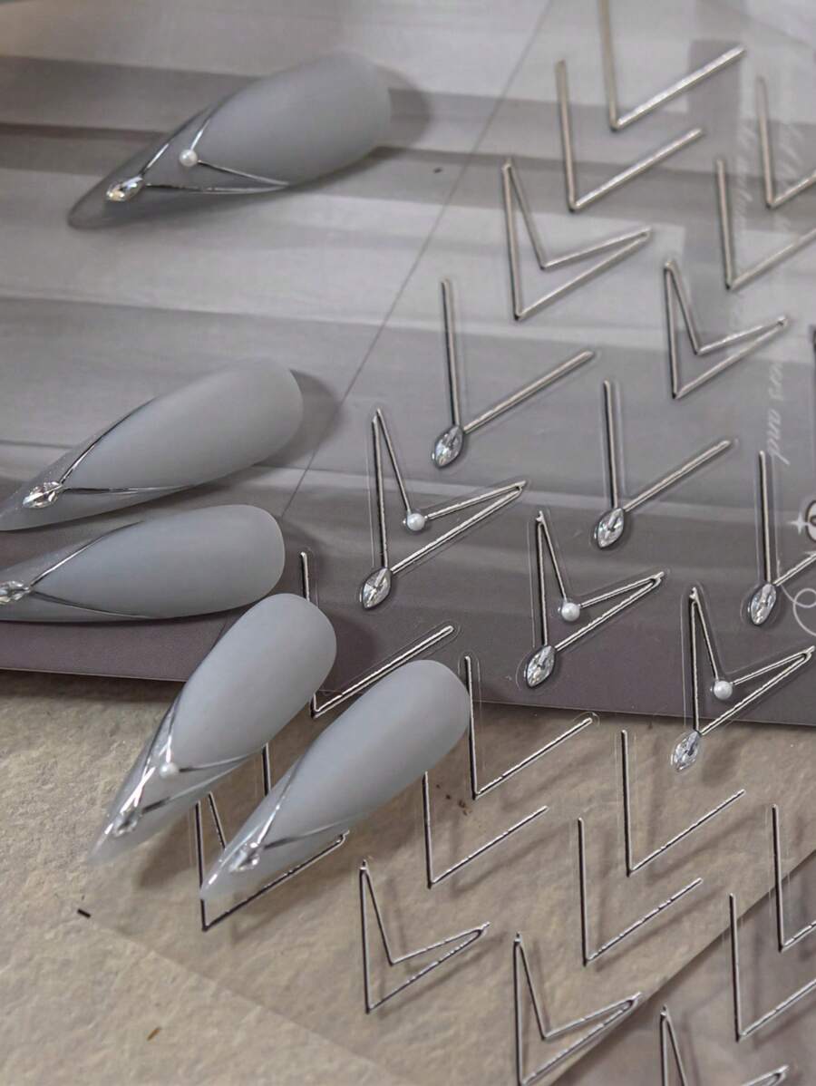 1 件法式条纹渐变线深 V 形金色烫印 5D 指甲贴纸软水钻粘贴指甲贴纸 DIY