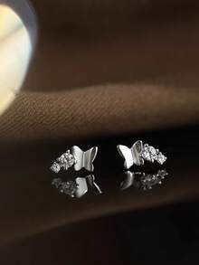 زوج من أقراط الأذن المرصعة بالزركون المكعب على شكل فراشة من الفضة الإسترليني عيار 925، هدية أقراط نسائية صغيرة رقيقة فاخرة أنيقة