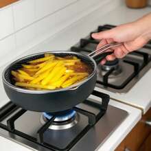 Sartén de aluminio con mango, antiadherente, equipada con una red de filtro desmontable, que facilita el filtrado del aceite, Ideal para freír patatas fritas, pollo frito, servir fideos, Disponible en varias dimensiones, utensilios de cocina, ollas y sartenes - Apto para todo tipo de utensilios y lavavajillas - Negro - Ver 4