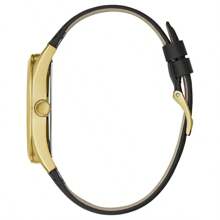 Guess El reloj de cuarzo para hombres Guess cuenta con una correa, una caja de acero inoxidable y un movimiento de cuarzo resistente al agua, lo que lo hace adecuado para reuniones diarias y otras ocasiones GW0389G2