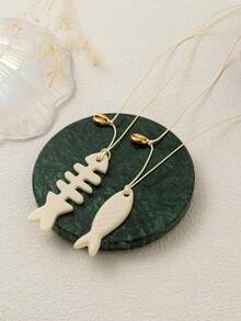 1 Stück Sommer Ozean Serie einfache und modische Muschel Fischgräte kleine Fisch Konchen Anhänger Halskette mit geflochtener Kordel, 18 Karat Vergoldung, nicht leicht zu oxidieren, geeignet für Lässig-Kleidung, Reisen, Strandausflüge. - Weiss - Übersicht 8