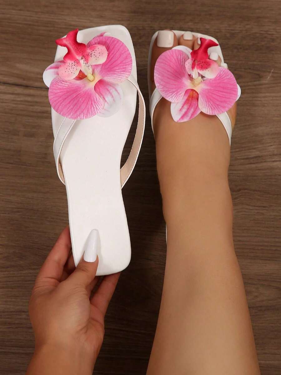 2025 Plus Size New Design Faux Flower Decor Square Toe Flat Sandals, Suitable For Women's Daily Wear, Summer Floral Thong Sandals Beach Holiday Style Open Toe Flat Slippers - White - View 1