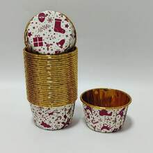 Cakegiugiu 圣诞图案蛋糕杯，50 个带盖一次性纸杯蛋糕杯，带盖一次性松饼杯，耐热光面纸杯蛋糕衬垫，松饼模具，非常适合圣诞节（两种配置，带或不带） - 白色 - 查看 3