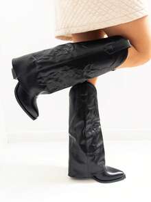 VIKIVIKI SHOES High-Top Cowboy Boots With A Pointed Toe. Elegant Design With Decorative Embroidery And A Glossy Finish, Perfect For Urban Or Western-Inspired Looks. Comfortable For Everyday Wear Thanks To Their Firm Sole And Stable Insole. Estimated Delivery: 1-3 Business Days (Mainland). - Black - View 3