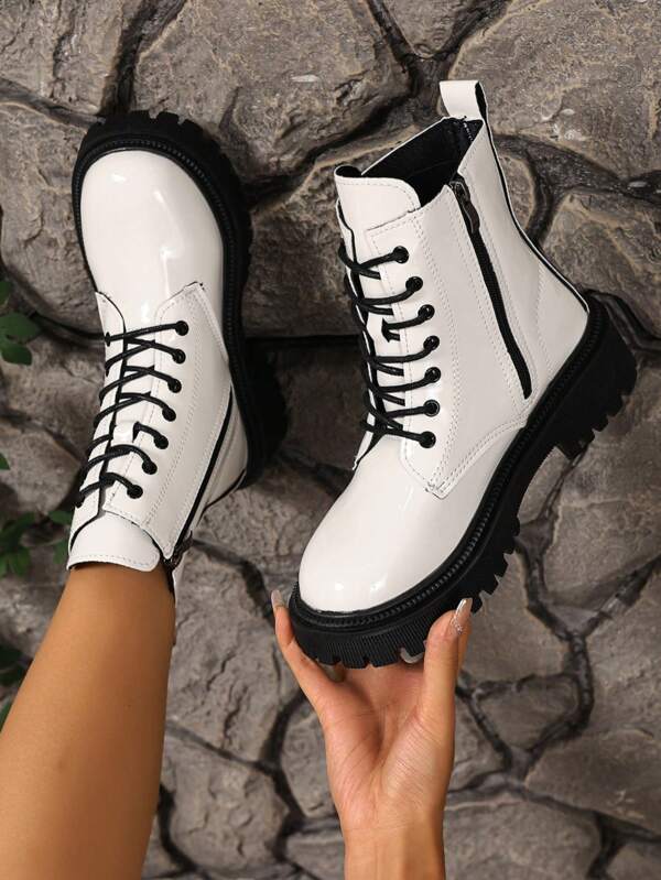 Damen Mode Stiefel mit Schnürung, dicke Sohle, weiß glänzendes PU-Leder Ankle Boots, Seitlicher Reißverschluss, Retro Motorradstiefel