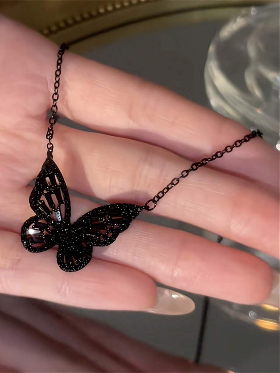 1 件随机颜色渐变蝴蝶吊坠项链，适合女士（避免接触水）