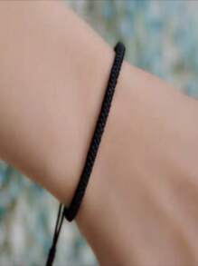 1 brățară țesută manual cu nod de diamant și șnur colorat, cu un design casual și elegant, este un accesoriu de nișă pentru sărbători, iar prietenii își pot alege culorile preferate. Un mic ornament de Halloween va fi oferit cadou la orice achiziție a versiunii cutie de bijuterii, iar cutia de bijuterii va fi livrată într-o culoare/stil aleatoriu.