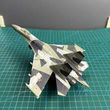 Su-35 战斗机模型，1:100 比例，需要手动组装，适合收藏，作为送给朋友或家人的礼物，包括展示架。 - 彩色 - 查看 1