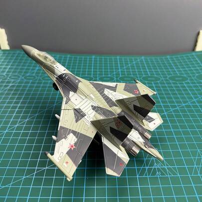 Su-35 战斗机模型，1:100 比例，需要手动组装，适合收藏，作为送给朋友或家人的礼物，包括展示架。