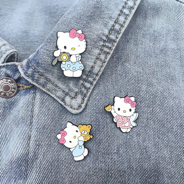 Sanrio Set de 3 broches creativos y lindos de Hello Kitty, medalla de metal, insignia de dibujos animados para ropa, accesorios de oficina, camisas, chaquetas, joyería para Navidad y Halloween
