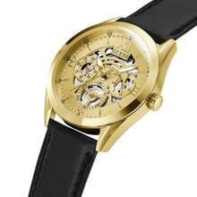 Guess El reloj de cuarzo para hombres Guess cuenta con una correa, una caja de acero inoxidable y un movimiento de cuarzo resistente al agua, lo que lo hace adecuado para reuniones diarias y otras ocasiones GW0389G2