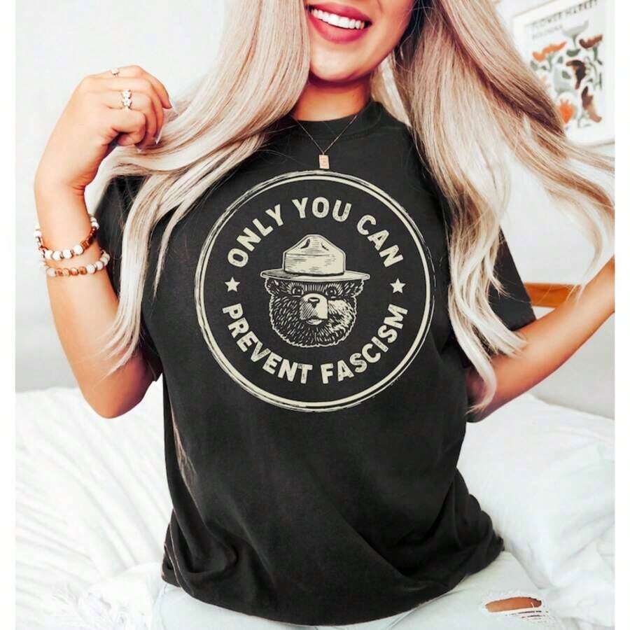 2026 Summer TopsOnly You Can Prevent Fescism Shirt, Trrmp Progressive Liberal Funny Political Gift Oversized Graphic Tees For Women,100% Cotton Womens Oversized Printed Graphic T-Shirts Women Casual Round Neck Short Sleeve Tee 1pcs Fashion Shirt, Halloween Gift, Xmas GiftLoose And Comfortableshirt - 黑色 - 查看 1