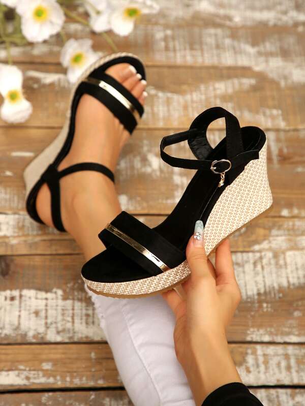 Modieuze zwarte plateausandalen voor dames met gouden accenten - open teen, gespsluiting, hoge hak, synthetische binnenzool en bovenkant, rubberen zool, stijlvolle zomerschoenen, modieuze schoenen, elegant sandaalontwerp, comfortabele hak