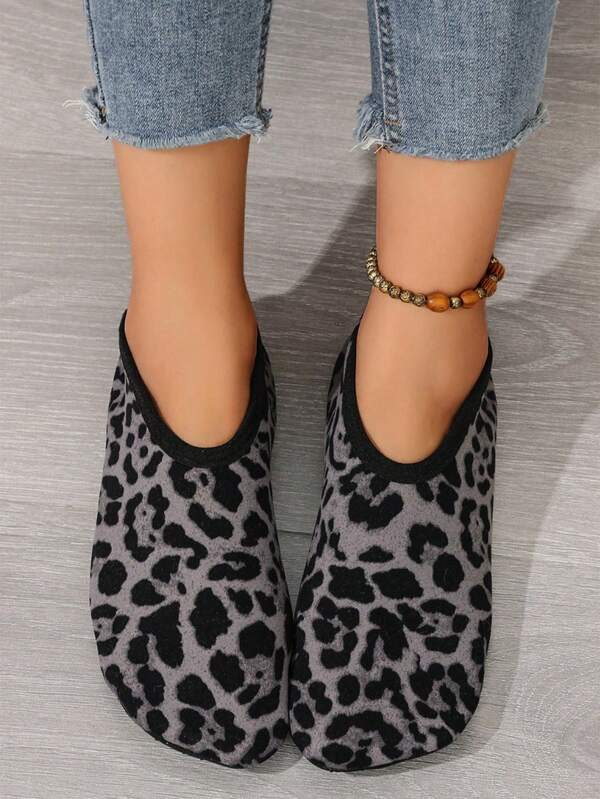 Pantuflas cómodas de fácil deslizamiento - Suelas suaves antideslizantes y cálidas, aptas para todas las estaciones, con diseño aleatorio
