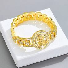 ¡Conjunto de pulsera cubana de eslabones con diamantes completos! Un accesorio de moda hip-hop imprescindible para el estilo callejero, elaborado con aleación de calidad, con un diseño clásico de eslabones cubanos con picos y elementos de barra, cada detalle está incrustado con brillantes rhinestones que deslumbran bajo la luz. El conjunto permite un apilamiento libre, se puede usar individualmente para un look minimalista y fresco, o apilado para un look con estilo en capas.