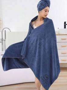 2er Set weiche & bequeme marineblau bestickte Badetücher