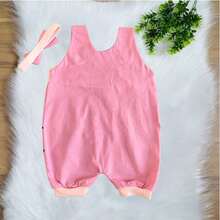 Conjunto Macacão Jardineira + Laço de Cabelo – Bebê Menina Estampa de Ursinho Tam RN a 03 Meses - Rosa empoeirado - Visão 4