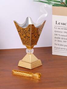 1 Peça/1 Conjunto Queimador de Incenso/Suporte de Incenso de Metal Simples e Elegante, Queimador de Incenso Quadrilátero de Metal, Design Requintado e Simples. Pode ser usado como um difusor de aromaterapia - para criar uma atmosfera elegante. Perfeito para escritórios (como peça central), espaços de ioga e locais de festa. Também ótimo como peça decorativa para decoração de casa ou acessórios de sala de estar.