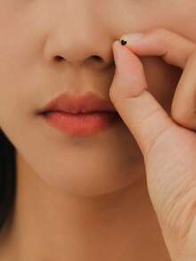 1 Elegante piercing de nariz con barra recta de acero inoxidable con forma de corazón, estilo punk - Negro - Ver 3