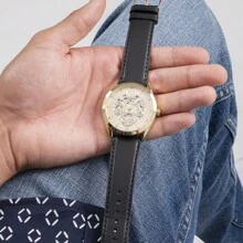 Guess El reloj de cuarzo para hombres Guess cuenta con una correa, una caja de acero inoxidable y un movimiento de cuarzo resistente al agua, lo que lo hace adecuado para reuniones diarias y otras ocasiones GW0389G2