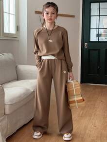 Dazy Kids 2 件套青少年女孩圆领针织字母刺绣上衣和裤子，秋季服装，返校服装 - 棕色 - 查看 1