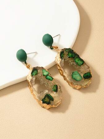 1 Pair Asymmetric Vintage Green Resin Transparent Gemstone Pendant Earrings, Casual Beach Street Style Jewelry (Random Cut Pattern)
