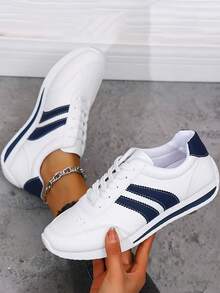 FZY Women's Retro Sportswear Style Canvas Shoes For Winter 2026, Featuring A Green And White Color Scheme, Lightweight And Casual Athletic Shoes, Low-Top Lace-Up Casual Style, Simple Outdoor Fashion Athletic Shoes. A Must-Have For Pairing With Denim Outfits, And Also A Must-Have For Pairing With Leopard Print Outfits. A Women's Winter Clothing Accessory, Women's Low-Top Shoes, Women's Winter Athletic Shoes, Lace-Up Casual Athletic Shoes. - 藍色 - 查看 1