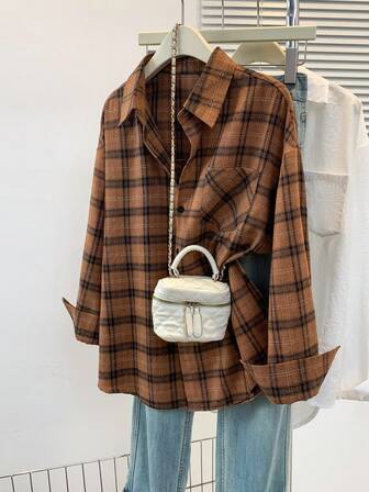 Damskjorta med borstad rutig knappficka framtill, avslappnad passform