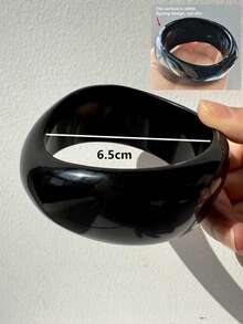 1 件厚实、宽大的米色和黑色不对称树脂手链，时尚叠层配饰珠宝，适合女性，秋冬季